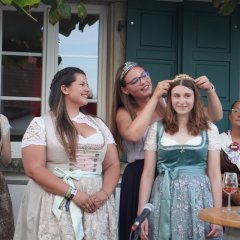 Weinprinzessinnen auf Bühne krönen neue Weinprinzessin