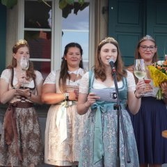 Weinprinzessinnen auf der Bühne, ein Weinprinzessin hält Rede