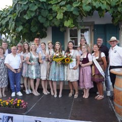 Gruppenbild Weinprinzessinnen und verschiedene Männer auf einer Bühne