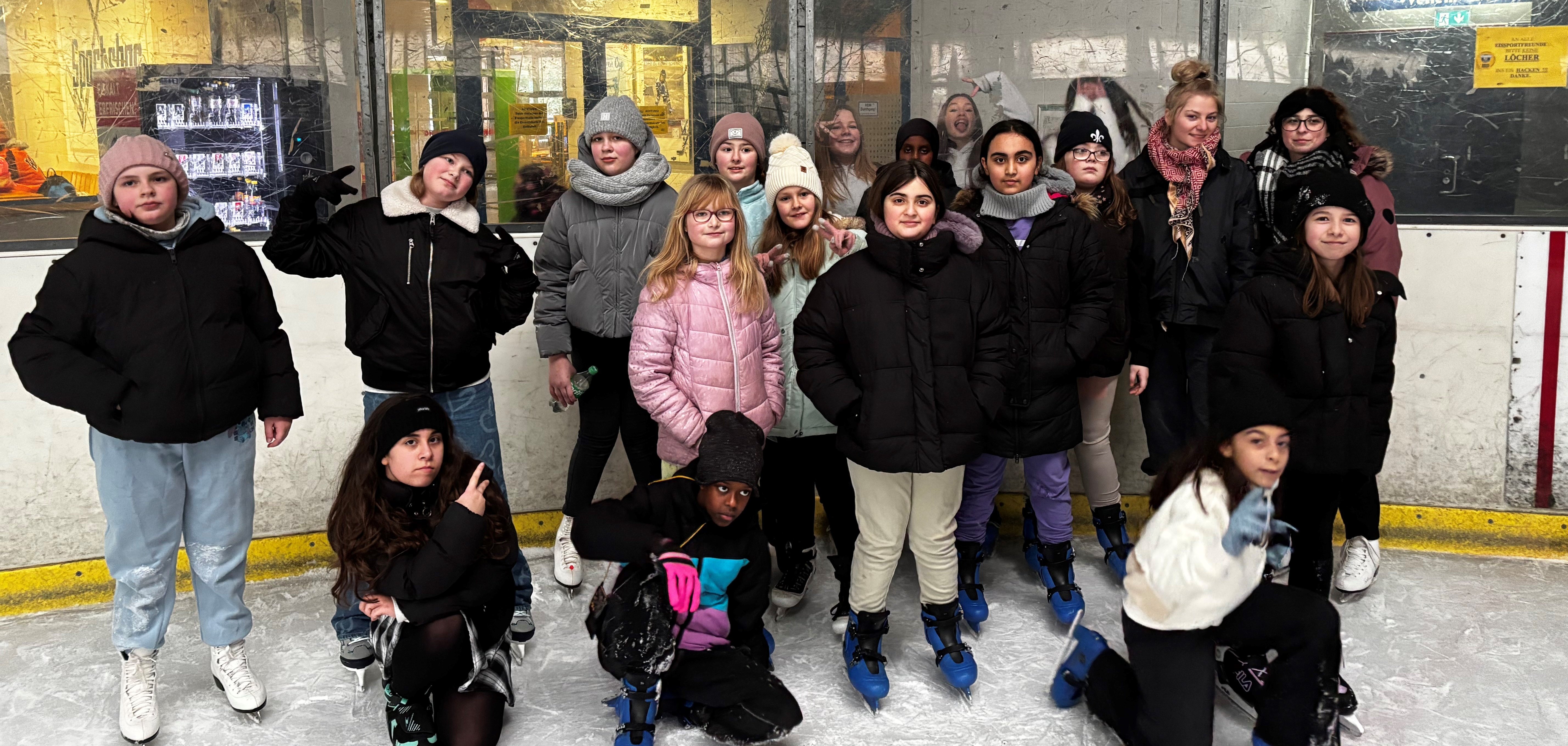 Mädchengruppe auf der Schlittschuhbahn