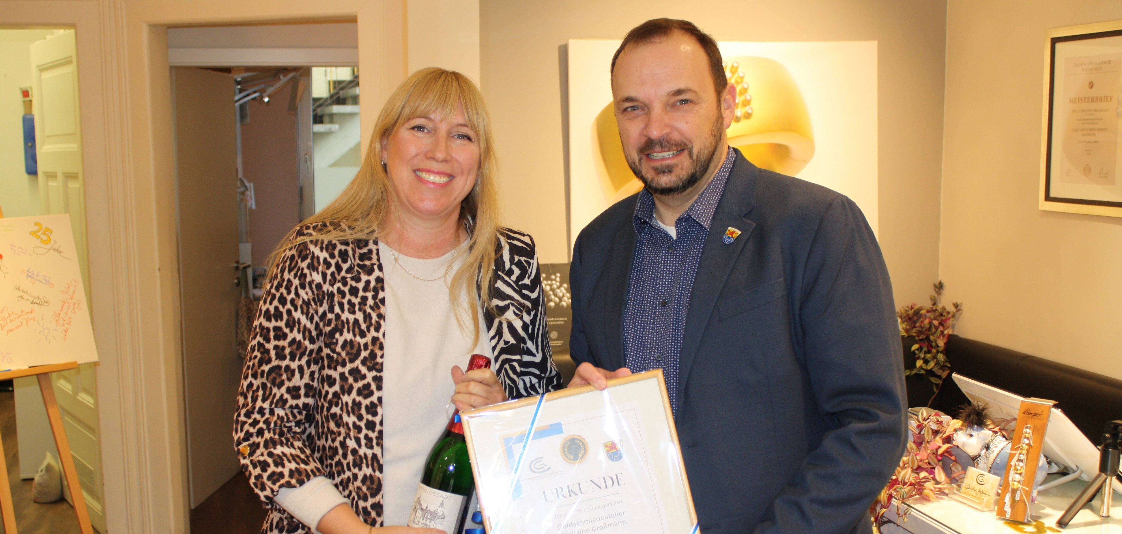 Juwelierin Christine Großmann und Bürgermeister Patrick Koch