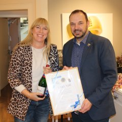 Juwelierin Christine Großmann und Bürgermeister Patrick Koch