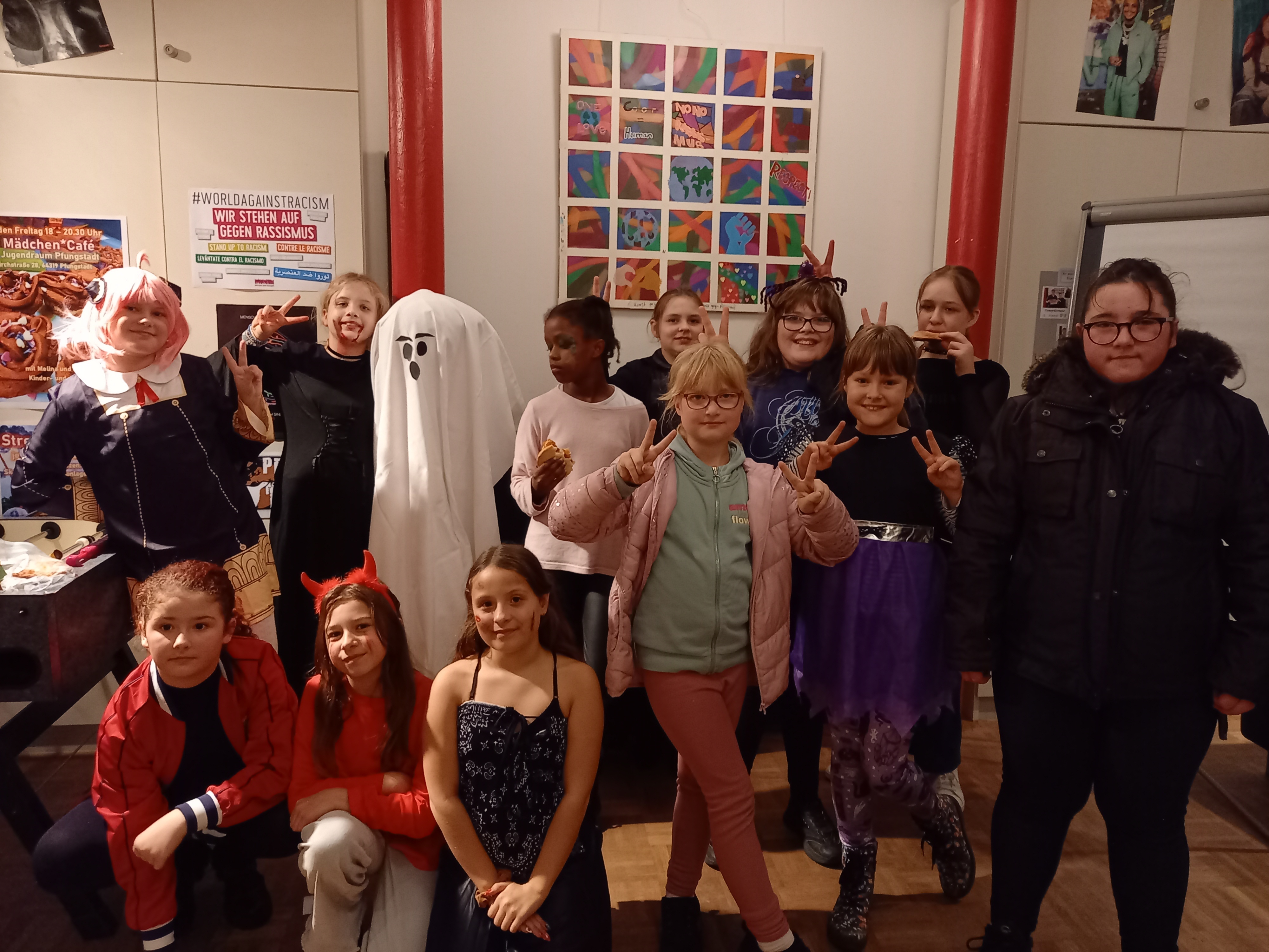 Gruppe Jugendliche kostümiert