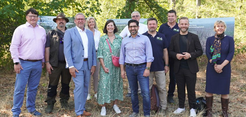 Hessens größtes Kompensationsprojekt: Wirtschaftsminister besucht Pfungstädter Wald Gruppenbild im Wald