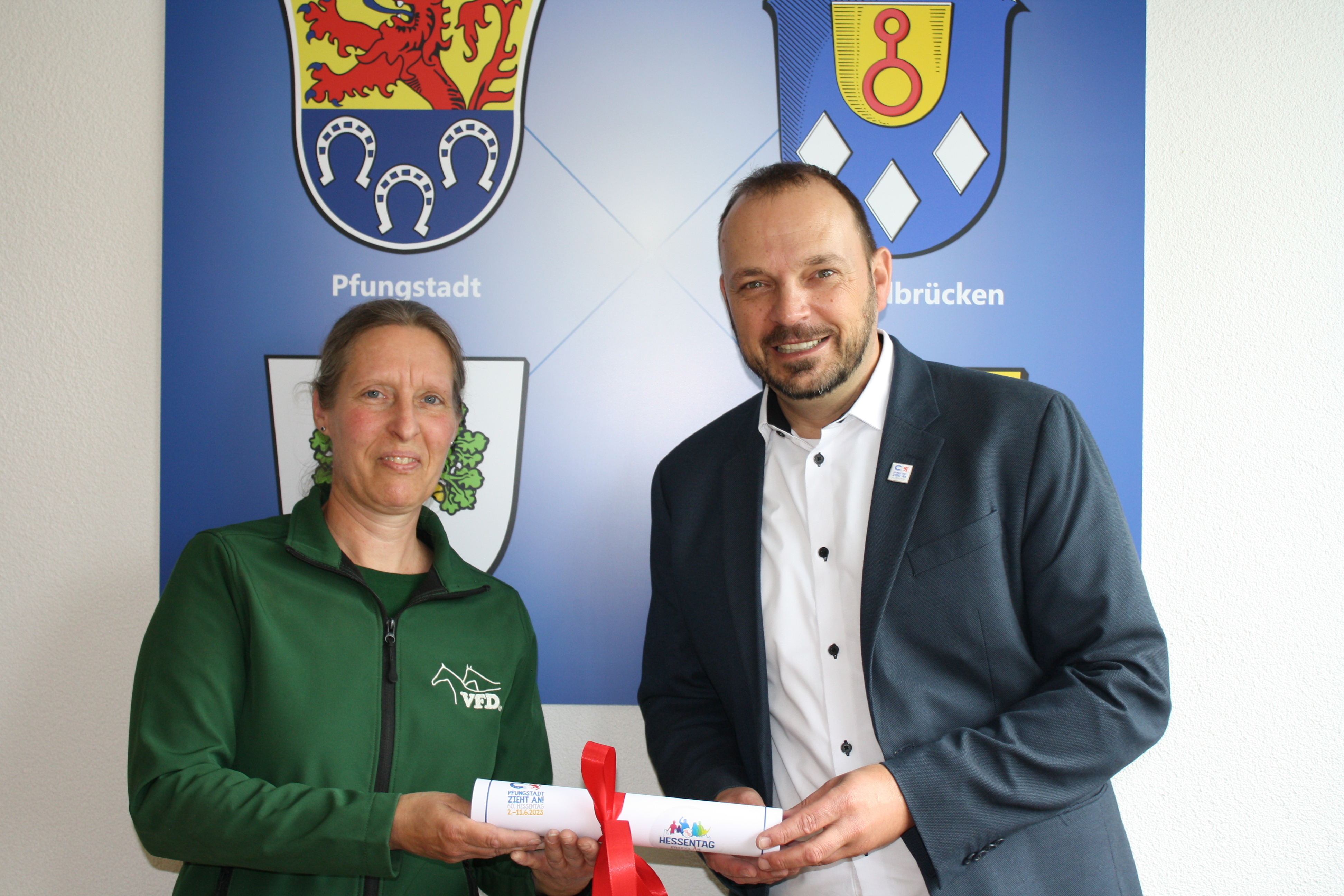 Bürgermeister Patrick Koch und Katrin Vogler vom VFD Hessen Süd