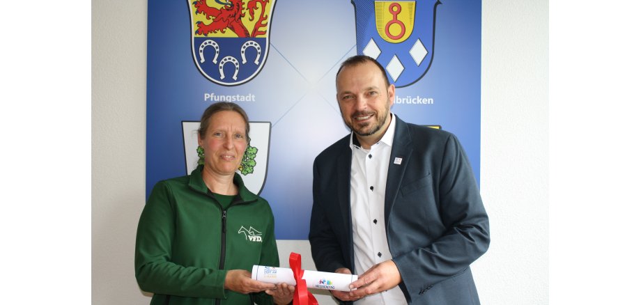 Bürgermeister Patrick Koch und Katrin Vogler vom VFD Hessen Süd