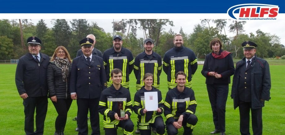 Gruppenfoto von Feuerwehrmännern und Feuerwehrfrauen
