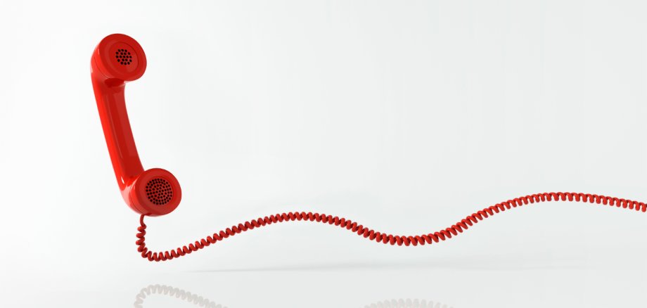 Roter Telefonhörer mit langem Kabel