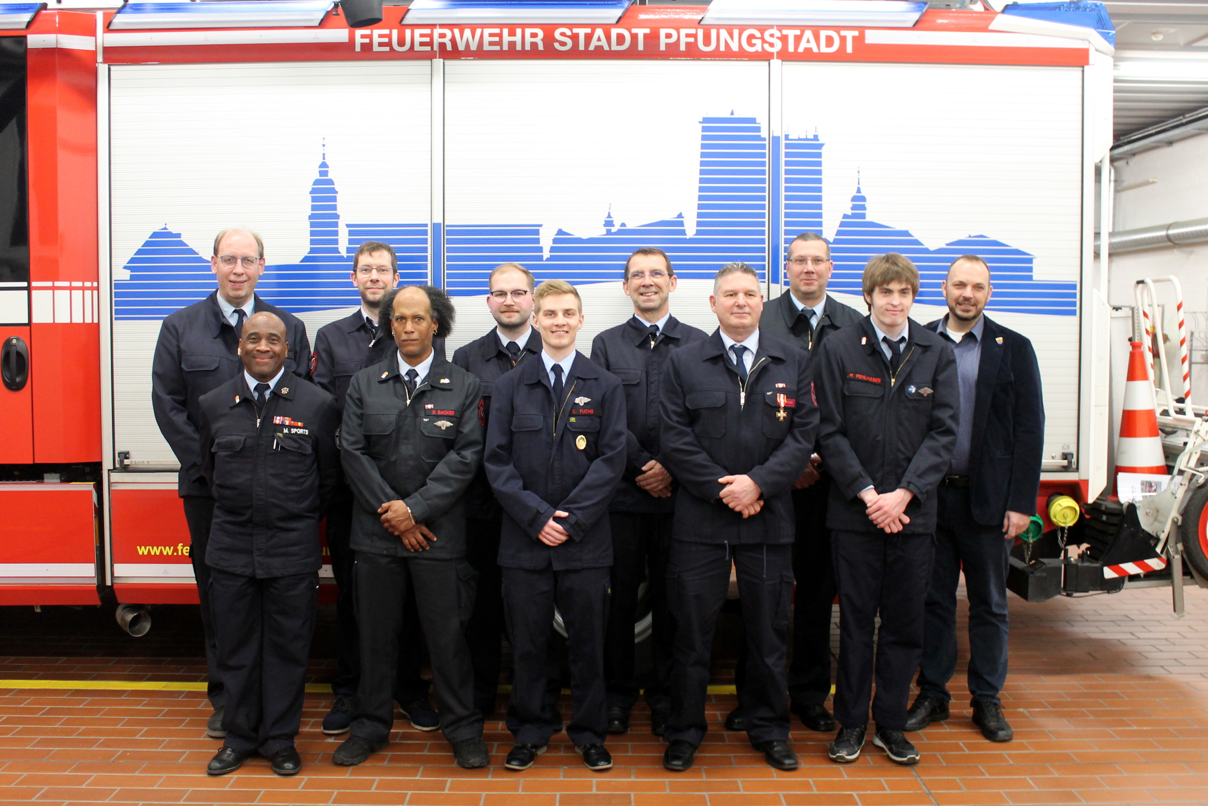 Geehrte und beförderte Feuerwehrangehörige mit offiziellen Vertretern von Stadt und Feuerwehr, Stadtbrandinspektor Gerhard Bayer, 2. Stv. Stadtbrandinspektor Maurice Sports, Martin Göbel, Daniel Backes, Steffen Koch, Christopher Fuchs, Rainer Graf, Erik Schneider, Rainer Diefenbach, Marco Fehlhaber, Bürgermeister Patrick Koch