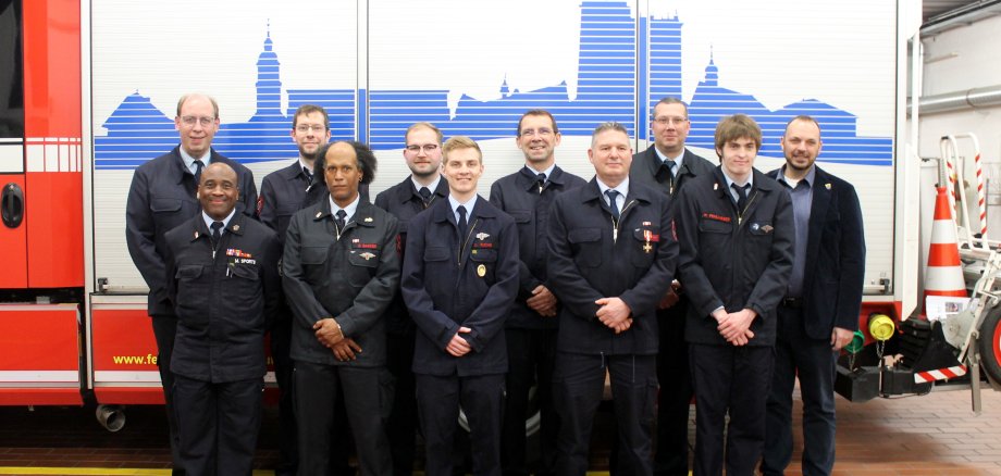 Geehrte und beförderte Feuerwehrangehörige mit offiziellen Vertretern von Stadt und Feuerwehr, Stadtbrandinspektor Gerhard Bayer, 2. Stv. Stadtbrandinspektor Maurice Sports, Martin Göbel, Daniel Backes, Steffen Koch, Christopher Fuchs, Rainer Graf, Erik Schneider, Rainer Diefenbach, Marco Fehlhaber, Bürgermeister Patrick Koch