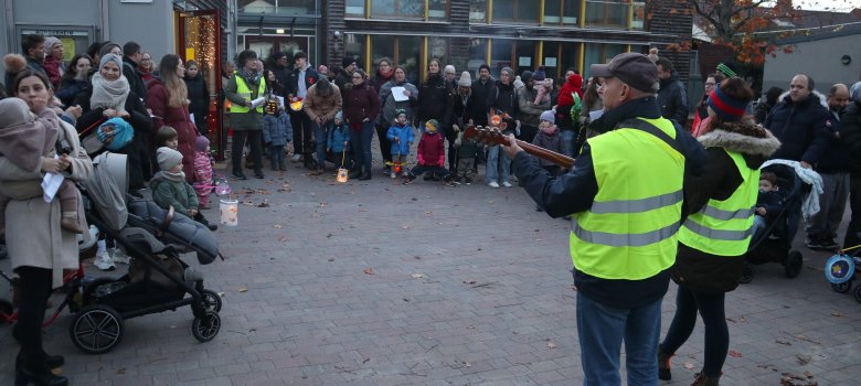 Gruppe von Menschen Sankt Martins Umzug