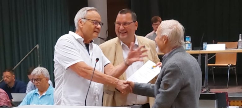 Erster Stadtrat Horst Knell (li.) und Stadtverordnetenvorsteher Oliver Hegemann (re.) überreichten Jürgen Lilge (Mitte) die Ernennungsurkunde für seine langjährige und intensive Arbeit in den politischen Gremien der Stadt. 