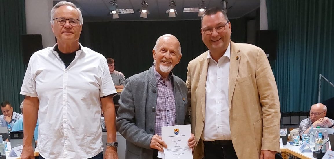 Erster Stadtrat Horst Knell (li.) und Stadtverordnetenvorsteher Oliver Hegemann (re.) überreichten Jürgen Lilge (Mitte) die Ernennungsurkunde für seine langjährige und intensive Arbeit in den politischen Gremien der Stadt. 
