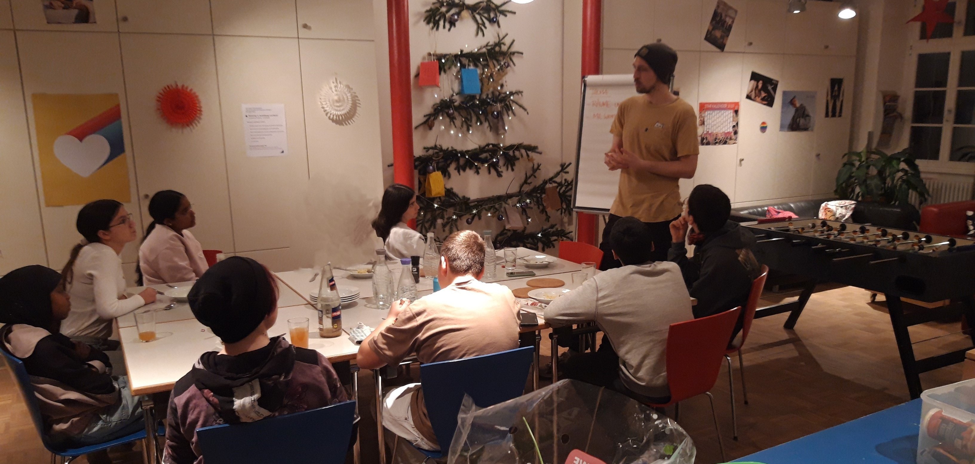 Kinder in weihnachtlicher Atmosphäre hören einem erzählenden Mann zu