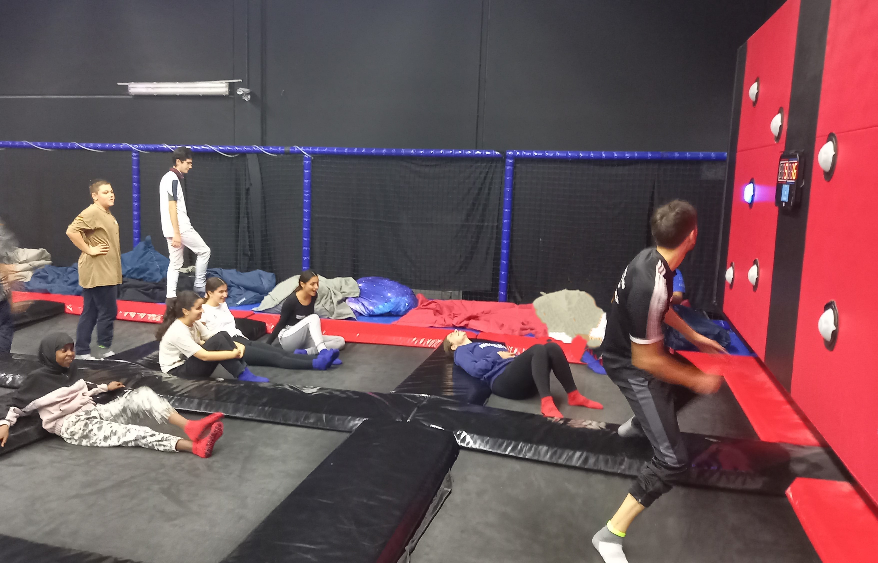 Kinder in einer Sporthalle