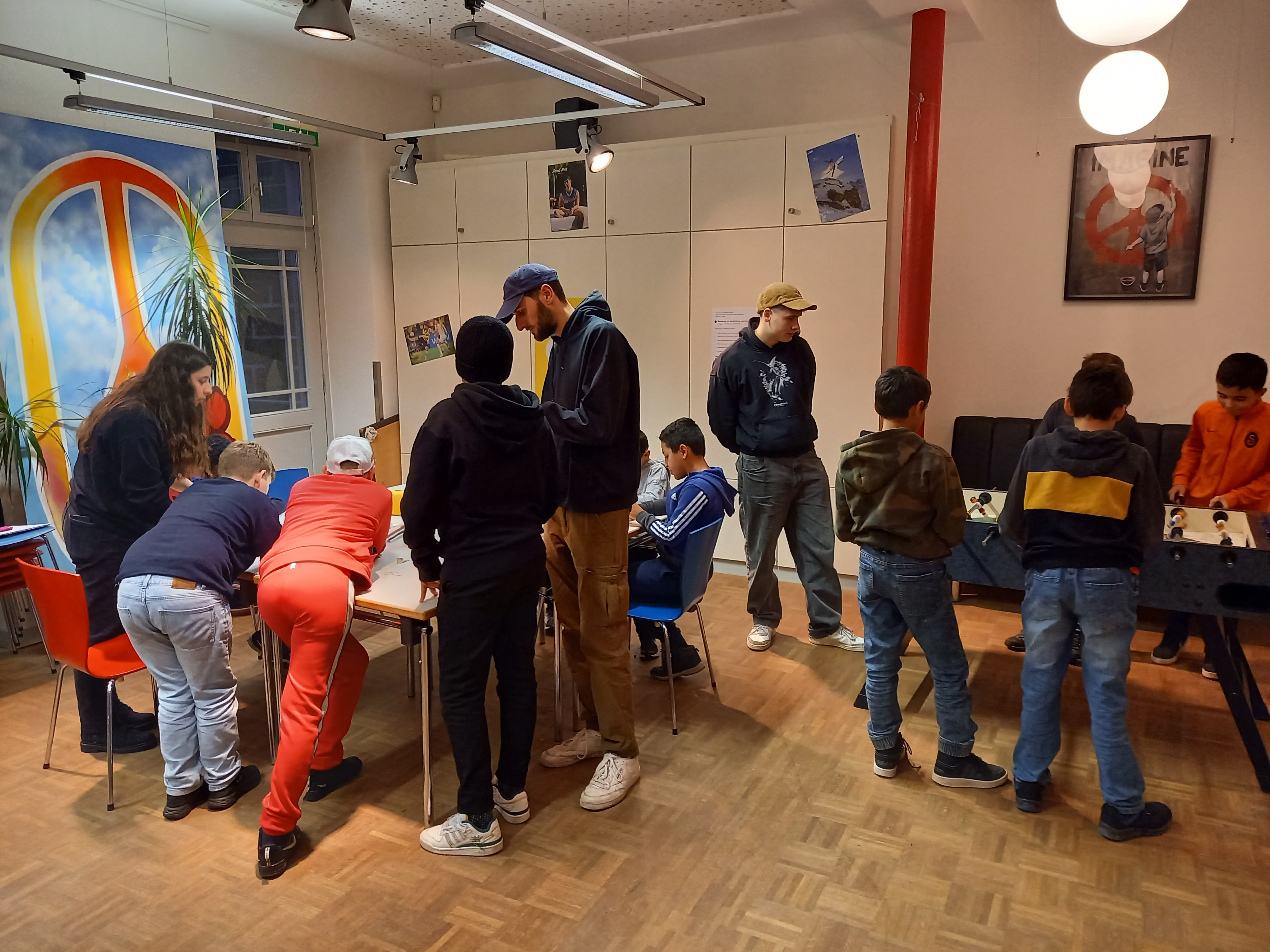 Jugendliche im Jugendraum