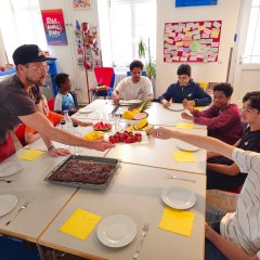 Jugendliche bei Obst und Kuchen