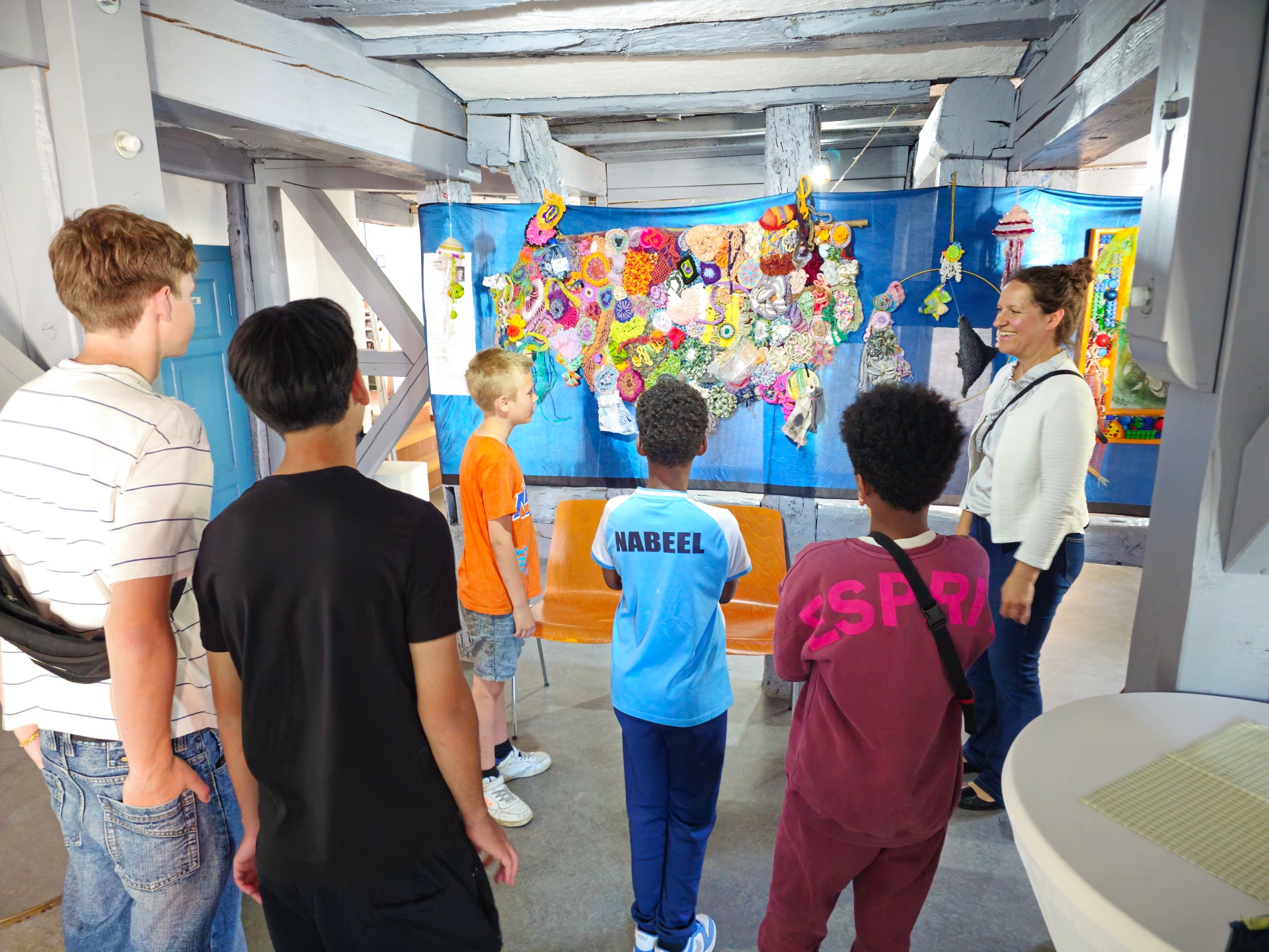 Jugendliche bei der Projektarbeit