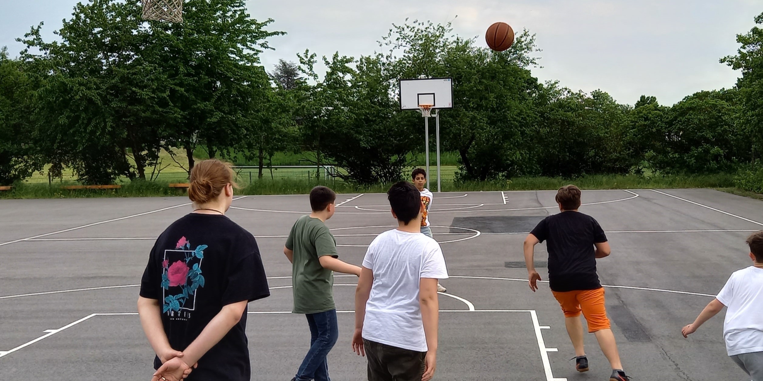 Jugendliche spielen Basketball