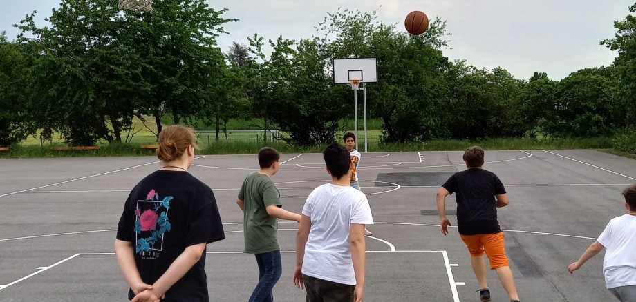 Jugendliche spielen Basketball
