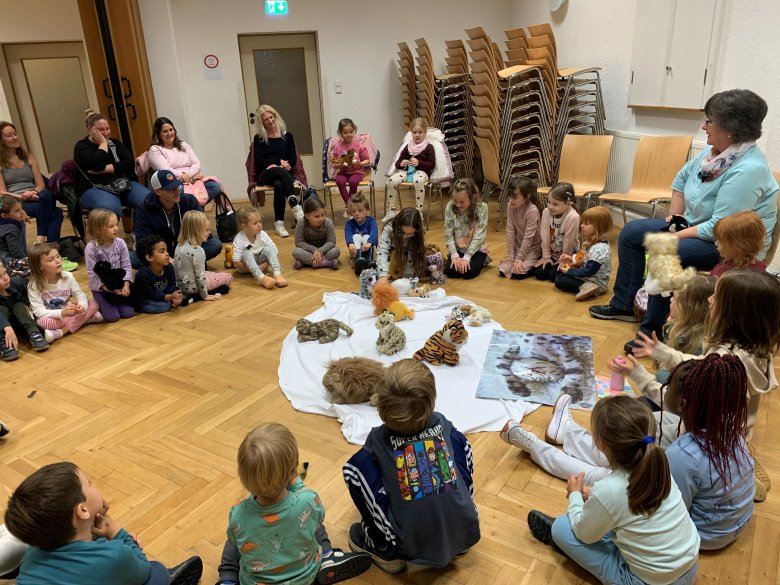 Kinder im Kreis Kinder im Kreis