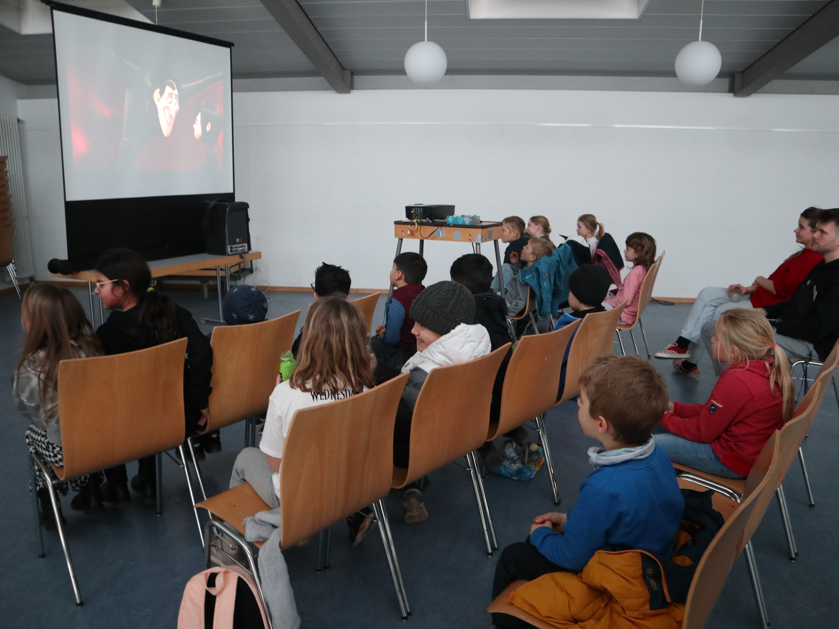 Kinder schauen einen Film