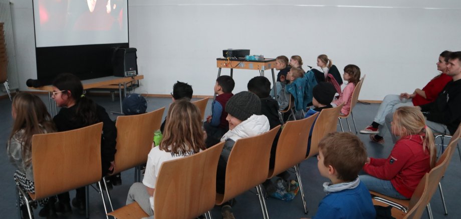 Kinder schauen einen Film
