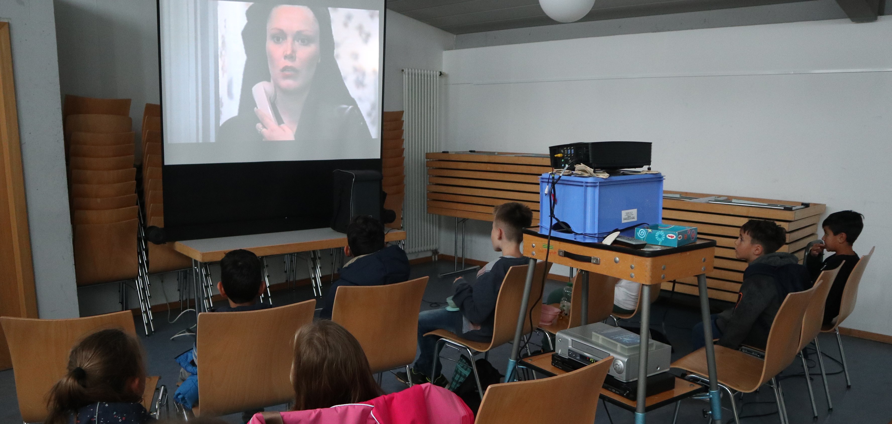 Kinder schauen einen Kinofilm