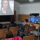 Kinder schauen einen Kinofilm