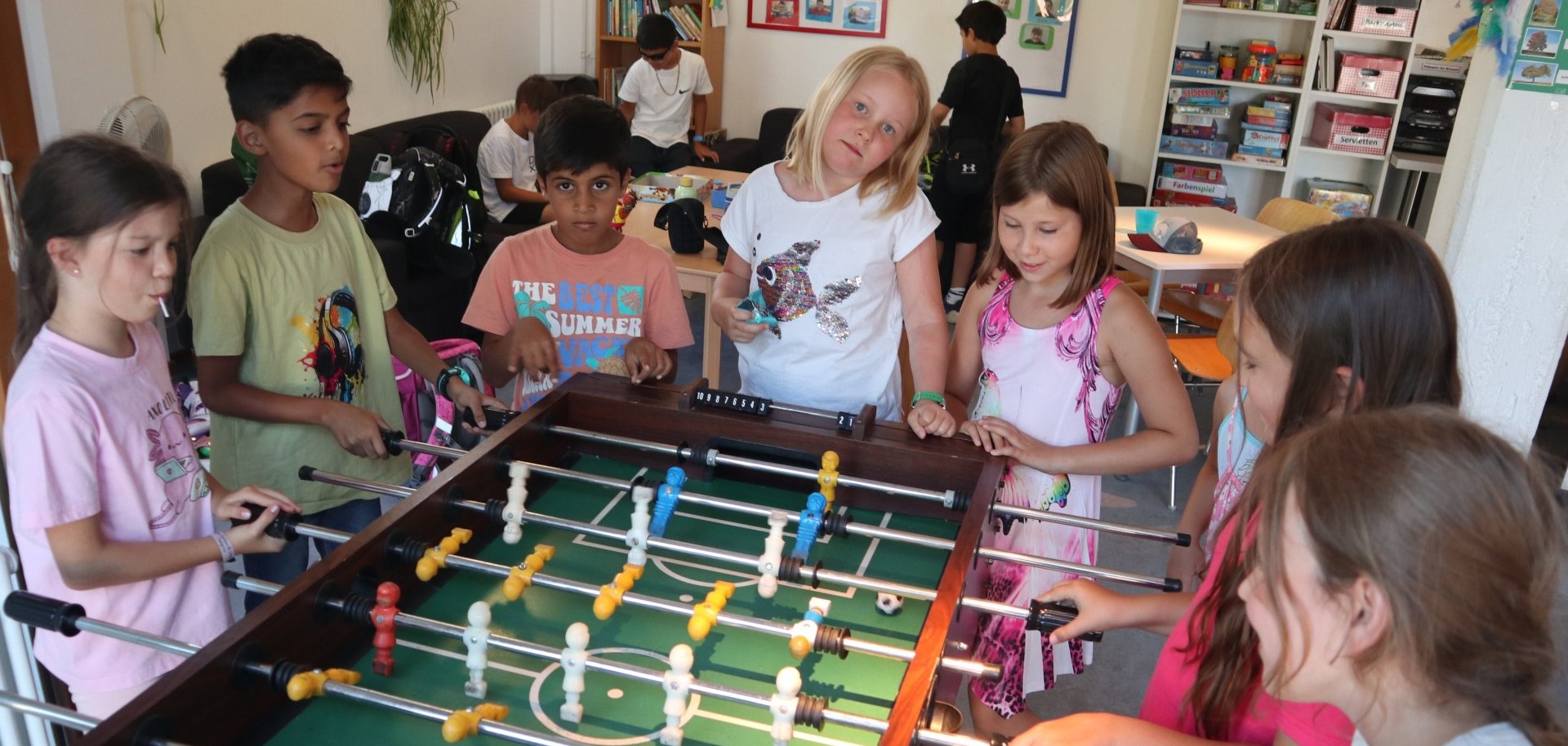 Kinder spielen Tischfußball