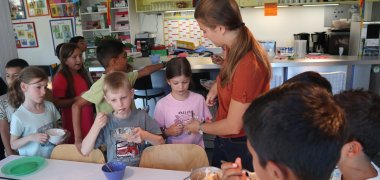 Kinder essen selbst gekochte Mahlzeiten