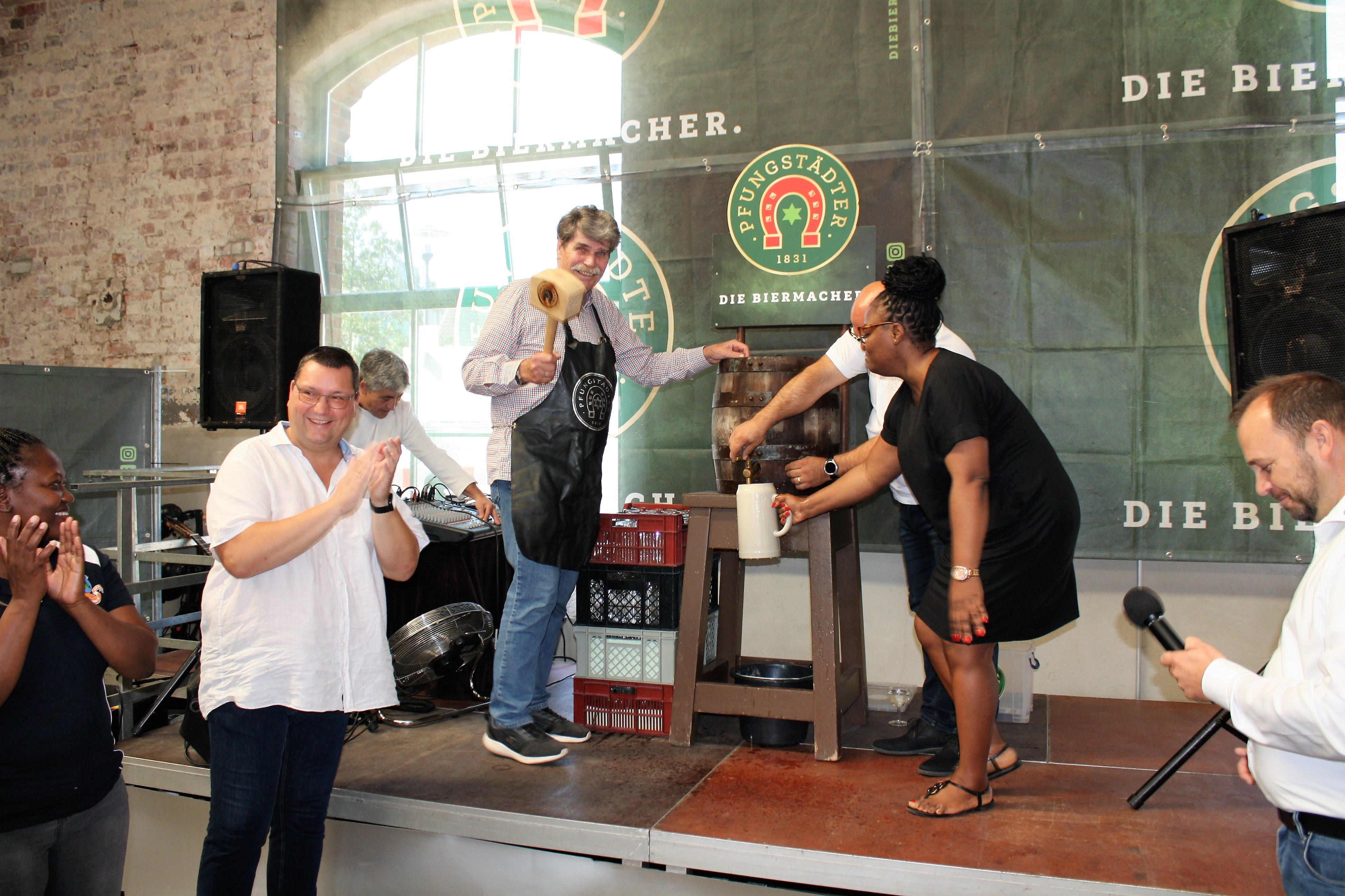 Gäste beim Frühschoppen und Fassbieranstich