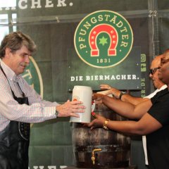Gäste beim Frühschoppen und Fassbieranstich