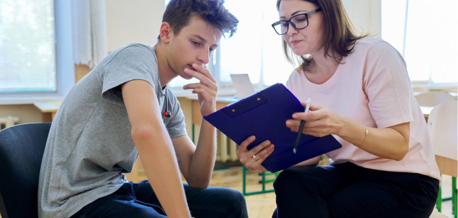 Eine Frau führt mit einem Gespräch mit einem Jungen