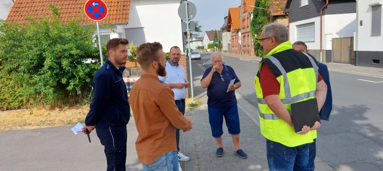 Personen stehen diskutierend im Kreis