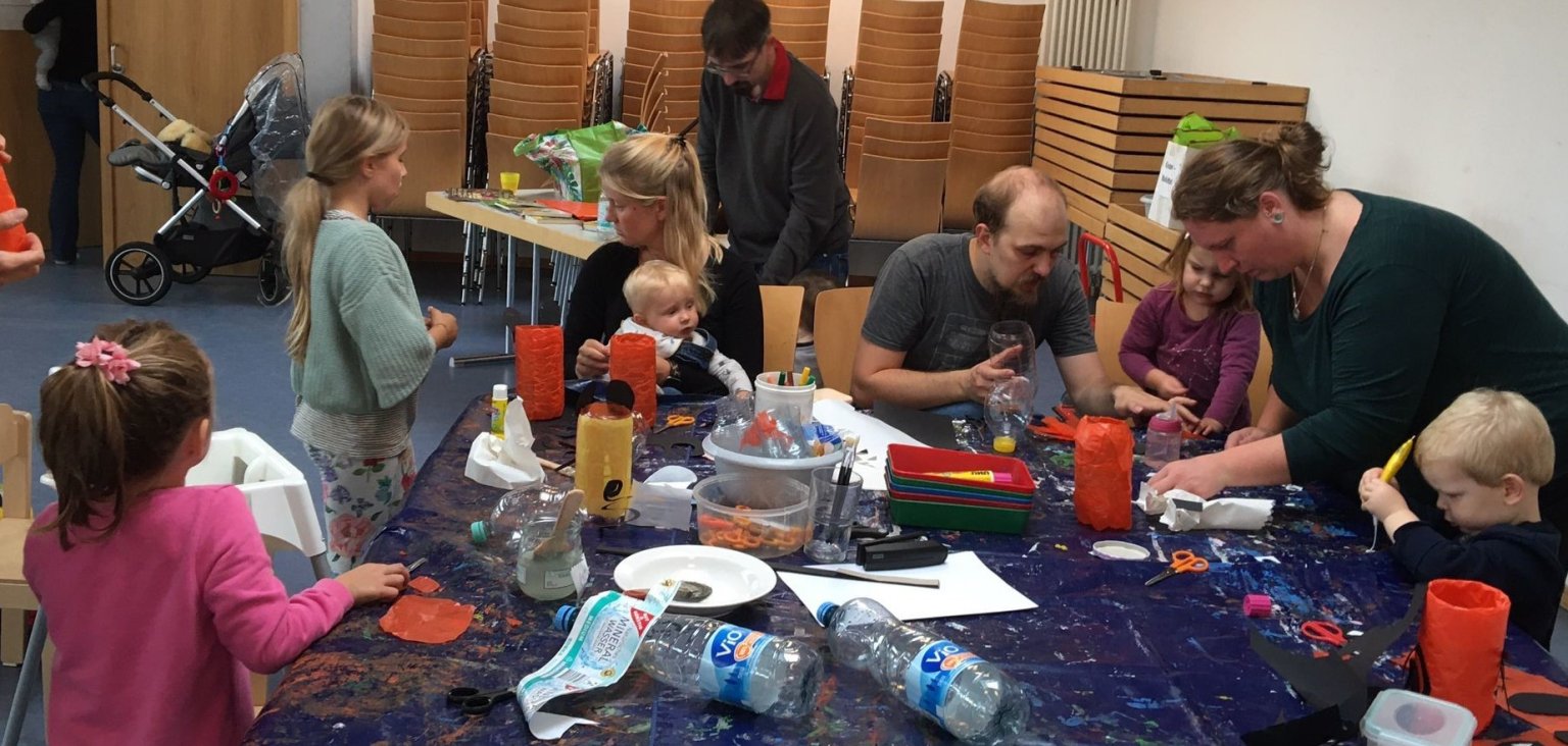 Laternenbasteln und gute Stimmung im „Drop In(klusive)“ – Babytreff in