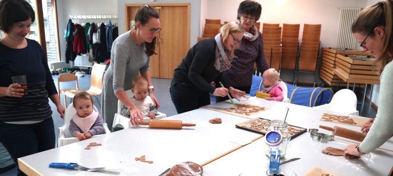 Mütter backen mit ihren Kindern Martinsgänse