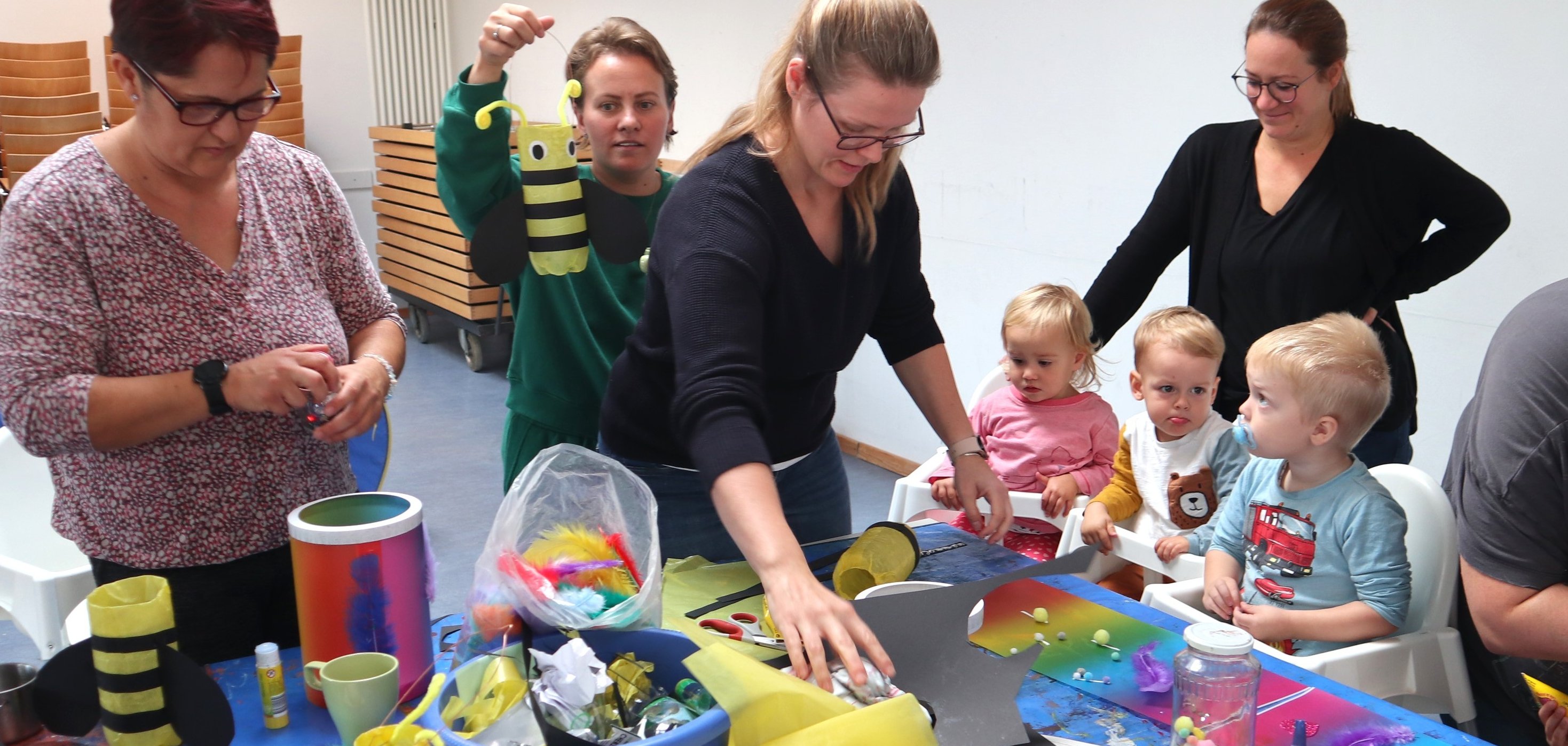 Mütter basteln mit ihren Kindern Laternen