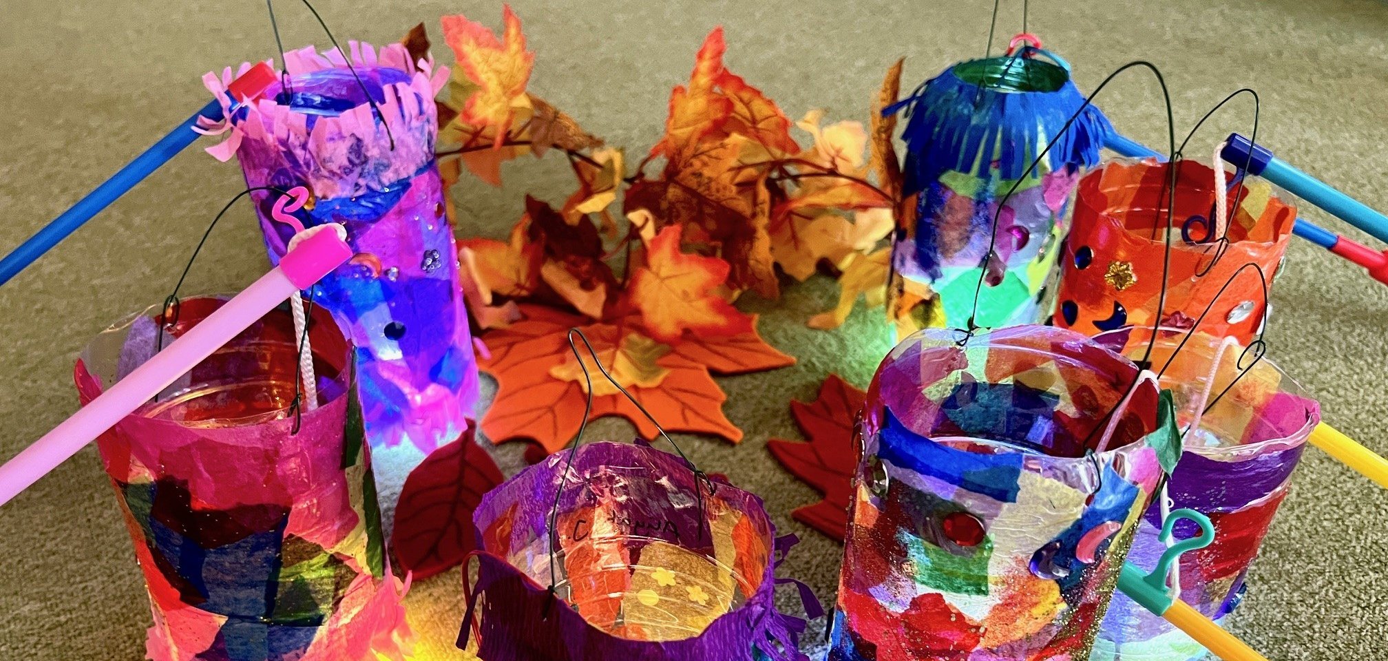 Bemalte, bunte Laternen