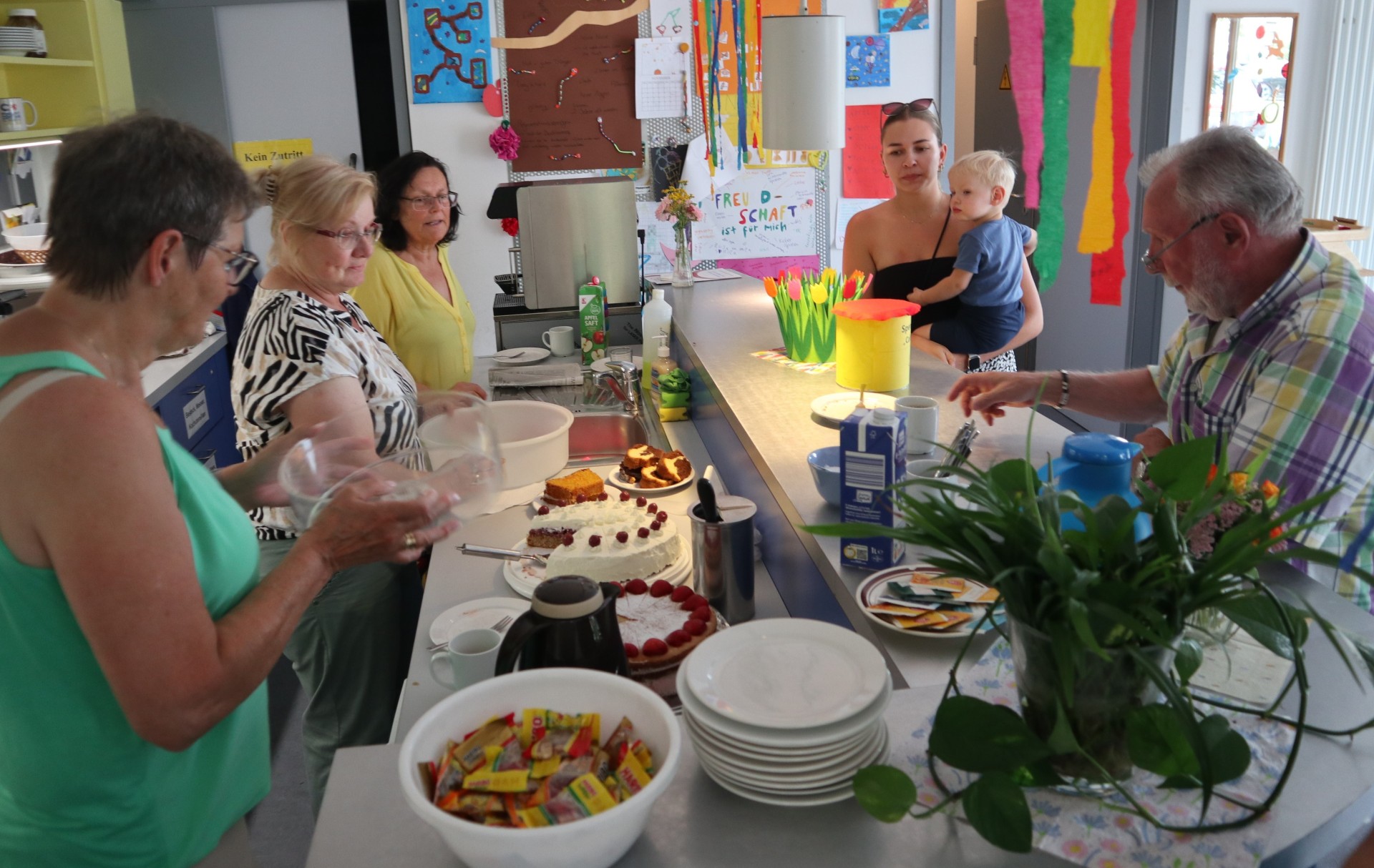 Kuchentheke und Besucherinnen