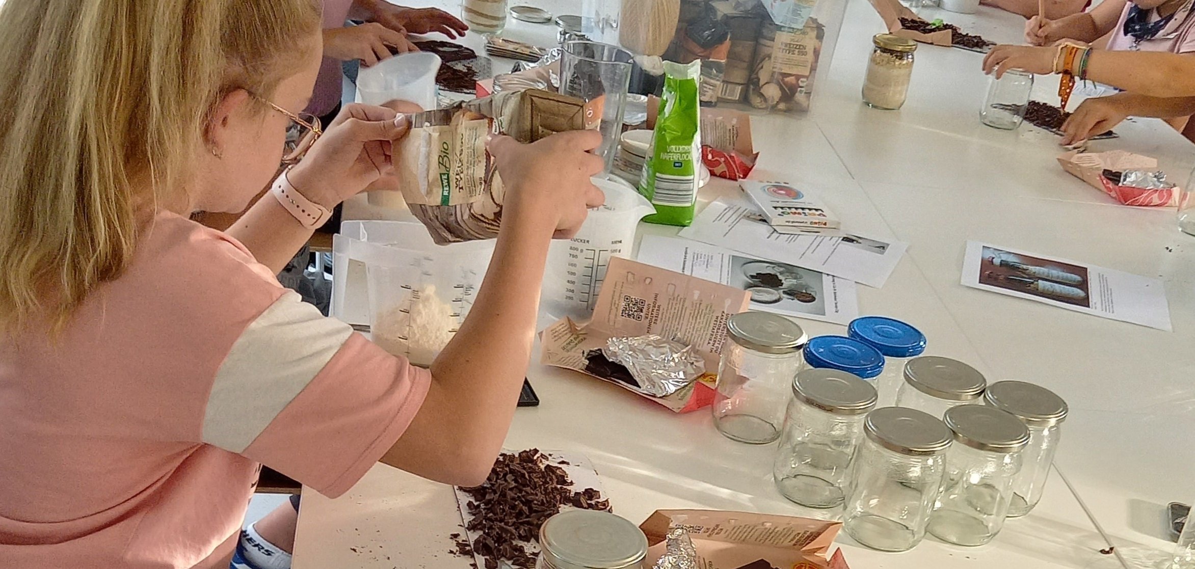 Kinder basteln am Tisch