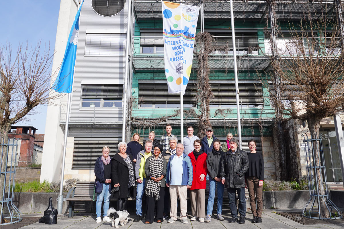 Gruppenfoto Fahne hissen