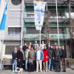 Gruppenfoto Fahne hissen
