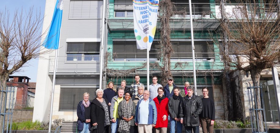 Gruppenfoto Fahne hissen