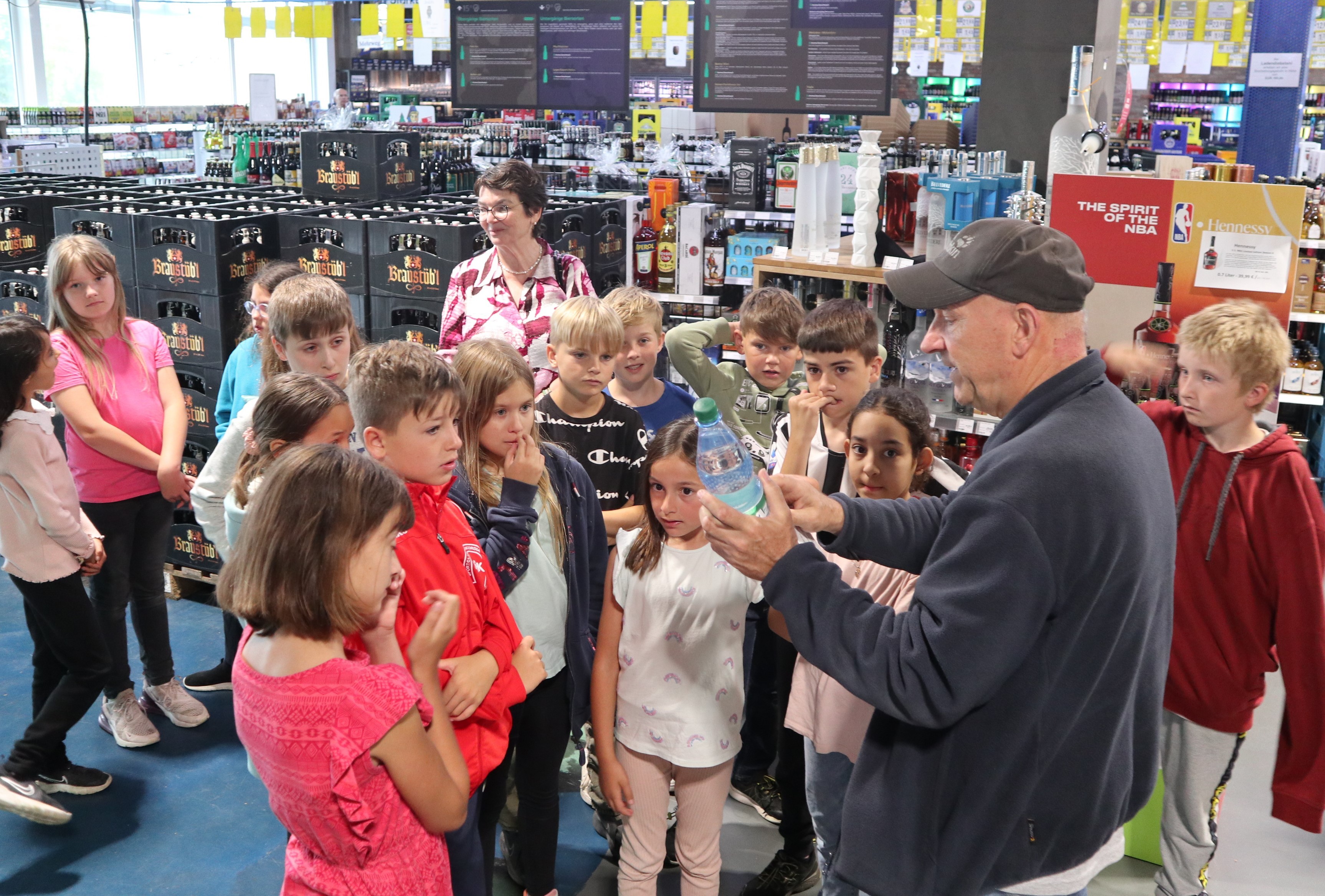 Kinder probieren Wassersorten im Getränkemarkt Maruhn