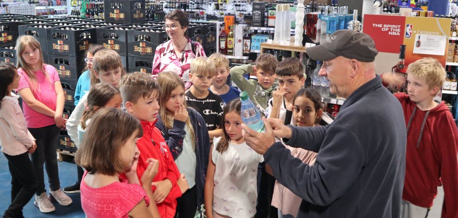 Kinder probieren Wassersorten im Getränkemarkt Maruhn
