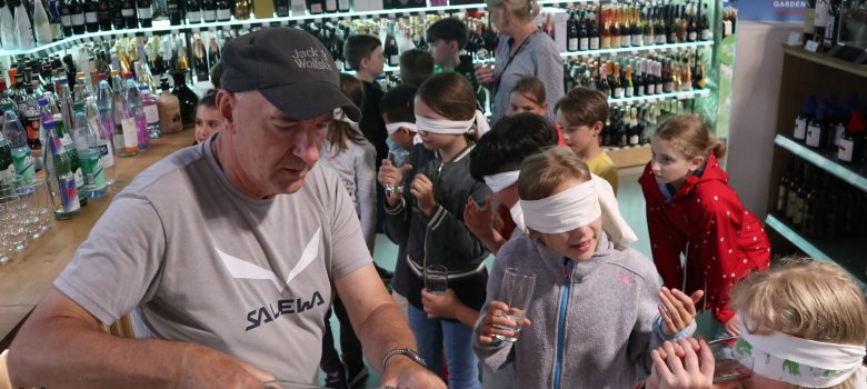 Kinder probieren verschiedene Wassersorten