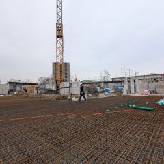Stahlmatten im Fundament, im Hintergrund ein Baukran