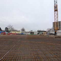 Stahlmatten im Fundament, im Hintergrund ein Baukran