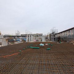 Stahlmatten im Fundament, im Hintergrund ein Baukran